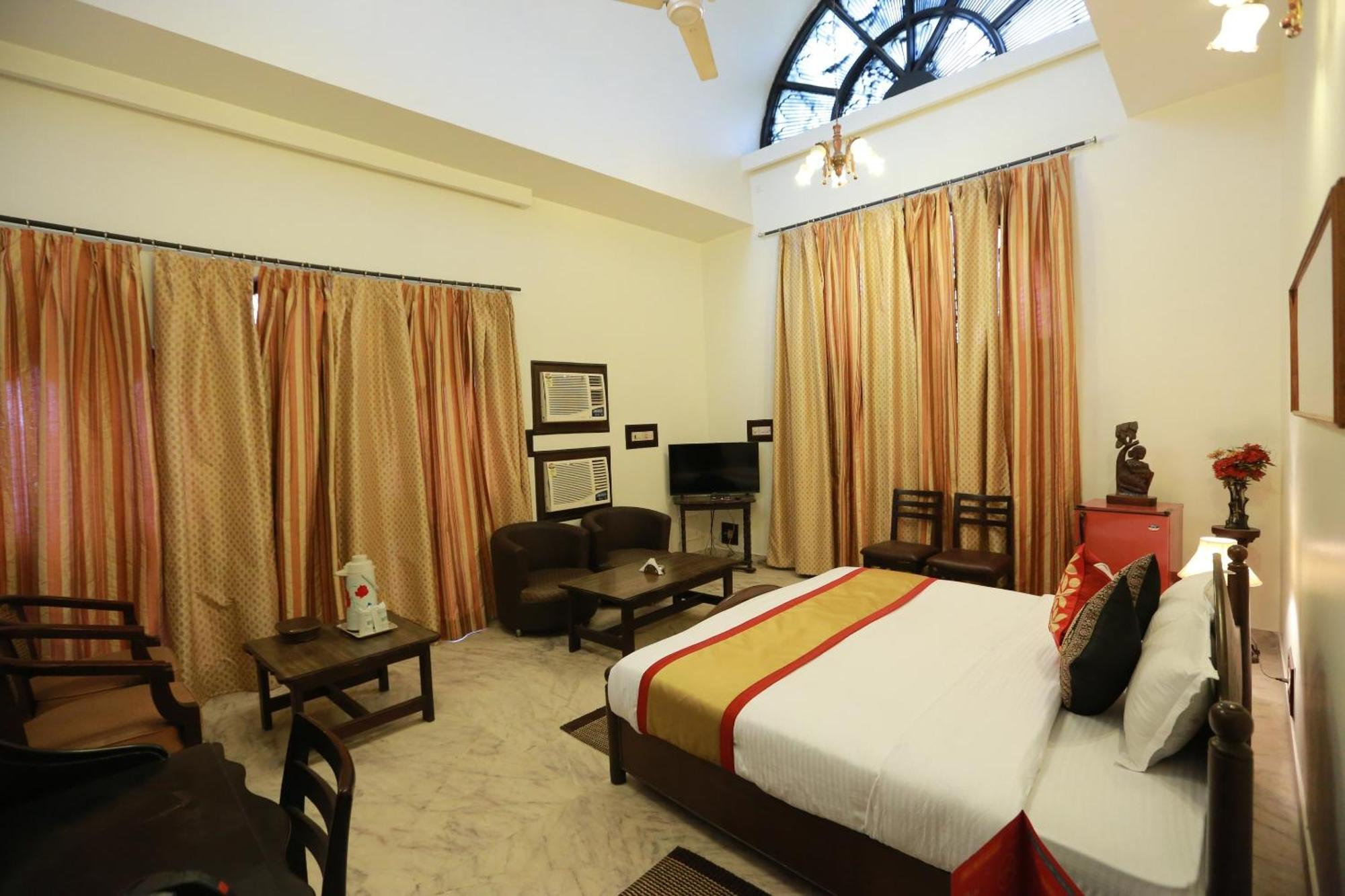 Oyo 8844 Meadows Inn Chinhat Экстерьер фото