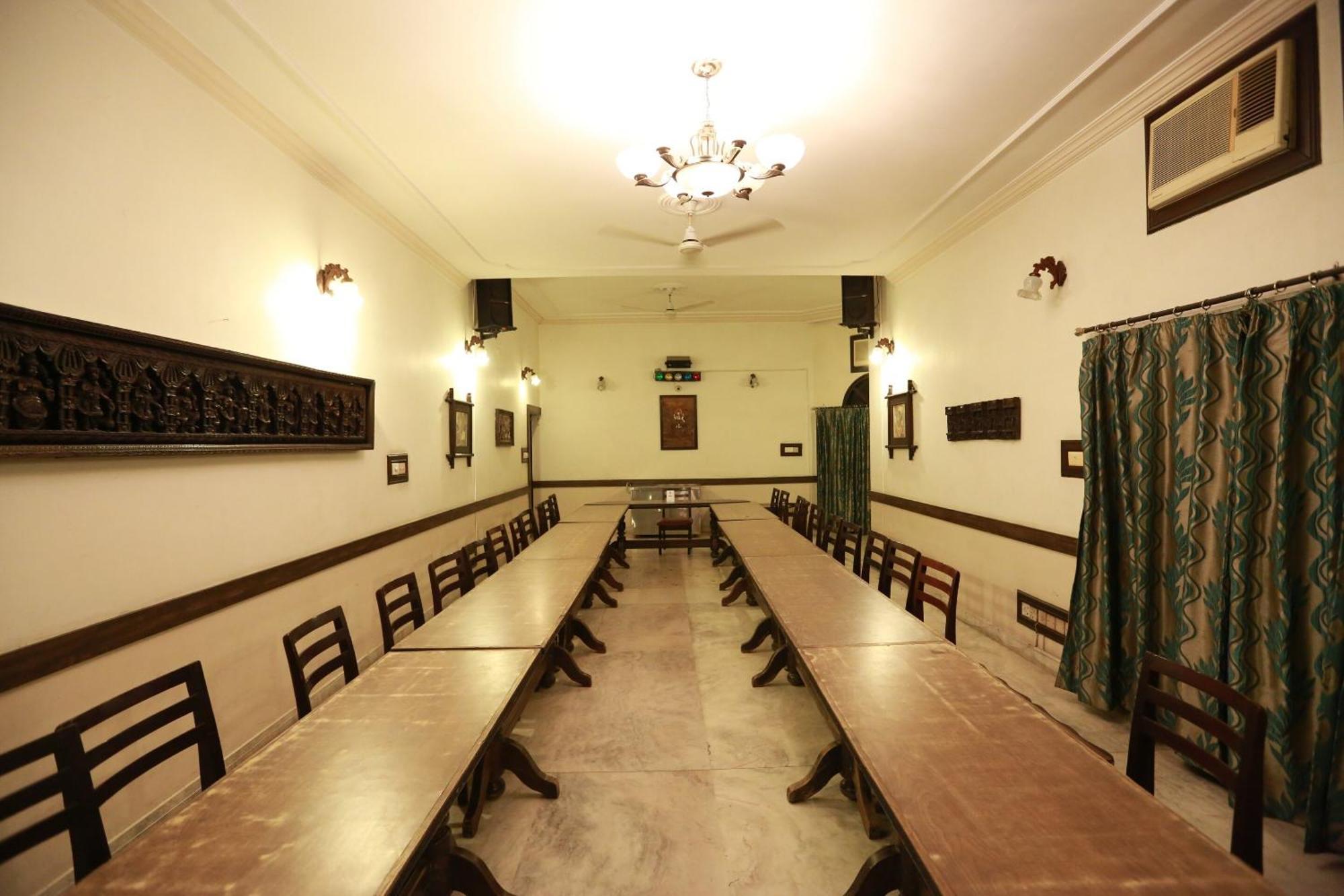 Oyo 8844 Meadows Inn Chinhat Экстерьер фото